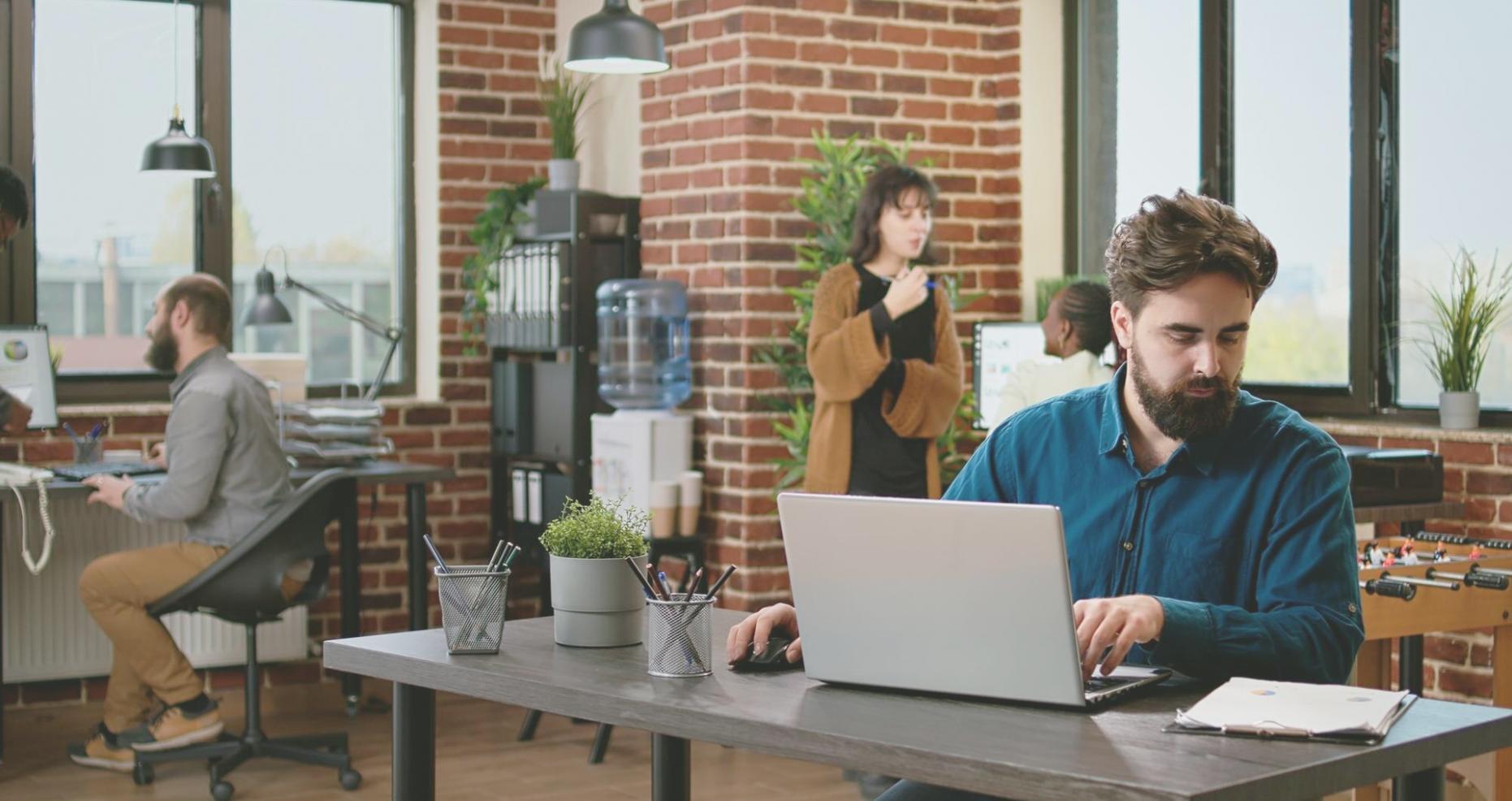 Moderne Lernumgebung mit digitalen Arbeitsplätzen und kollaborativen Bereichen