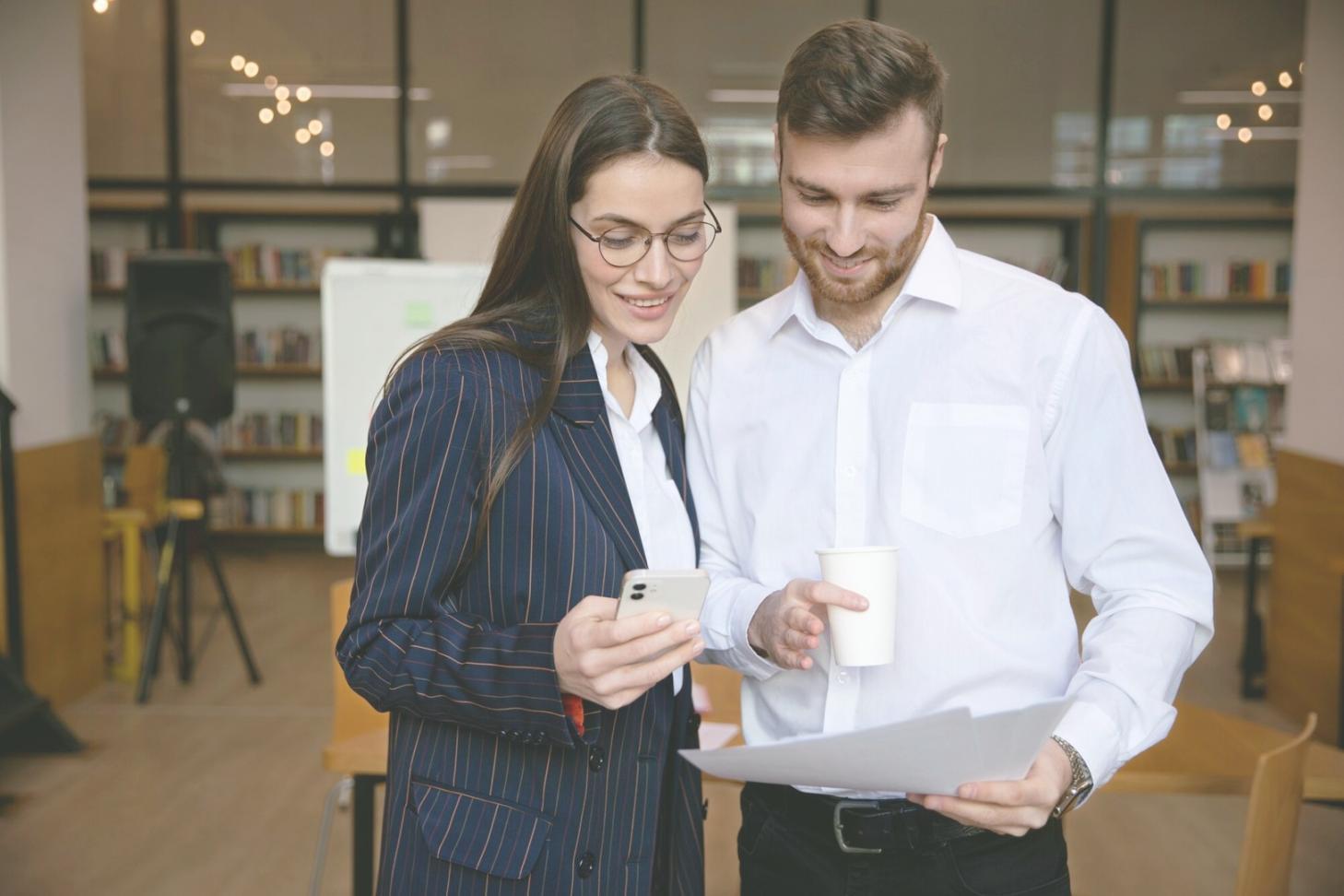 Teilnehmer bei der Arbeit an ihren Geschäftsmodellen in unserem Coworking-Bereich