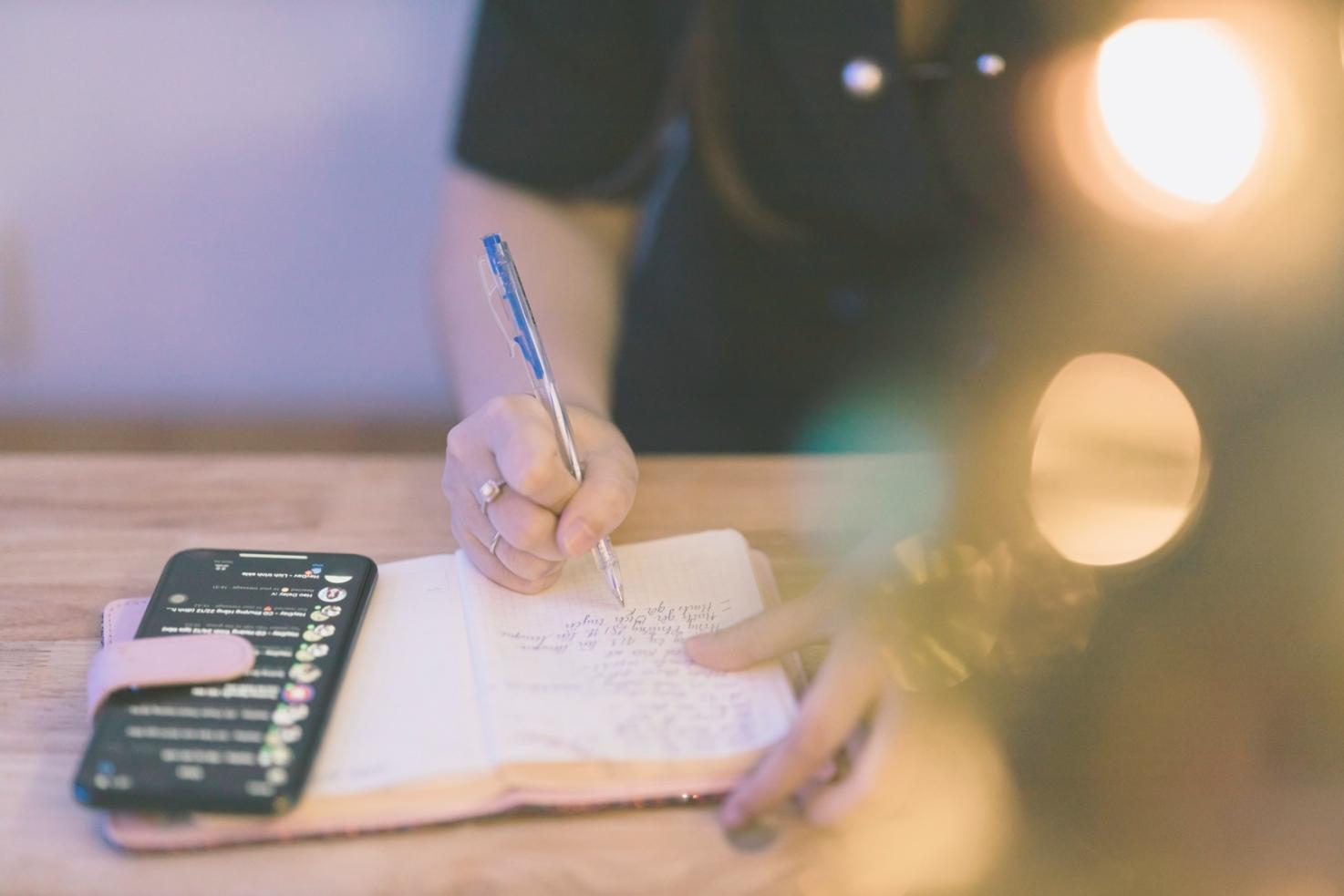 Schreibtisch mit Businessplan und Notizen für die Gründungsphase