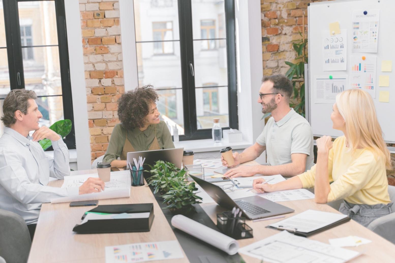 Arbeitsplatz mit Finanzunterlagen und Laptop für die Vorbereitung eines Online-Business